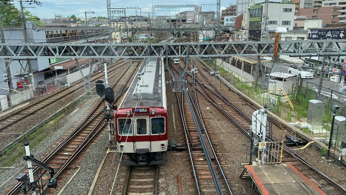 何本もの線路が交差し、その上を電線が走っている