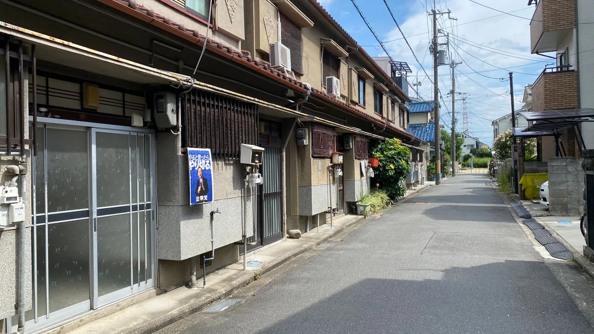 昼間の静かな住宅街の通り