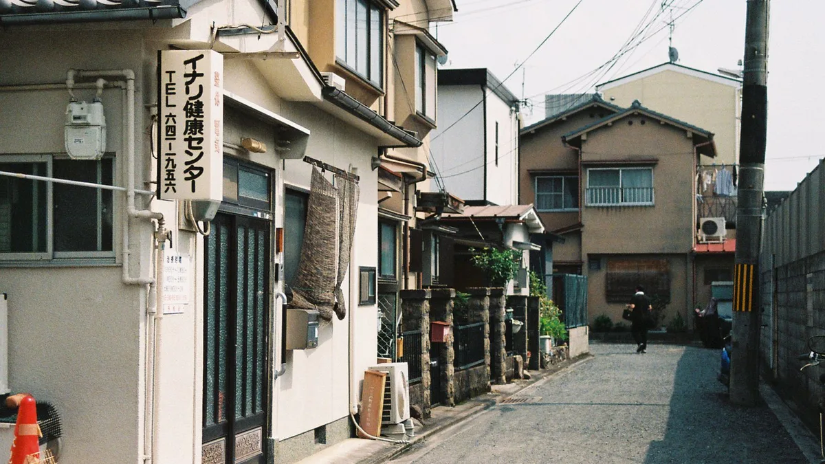 平らな土地に並ぶ住宅と細い道