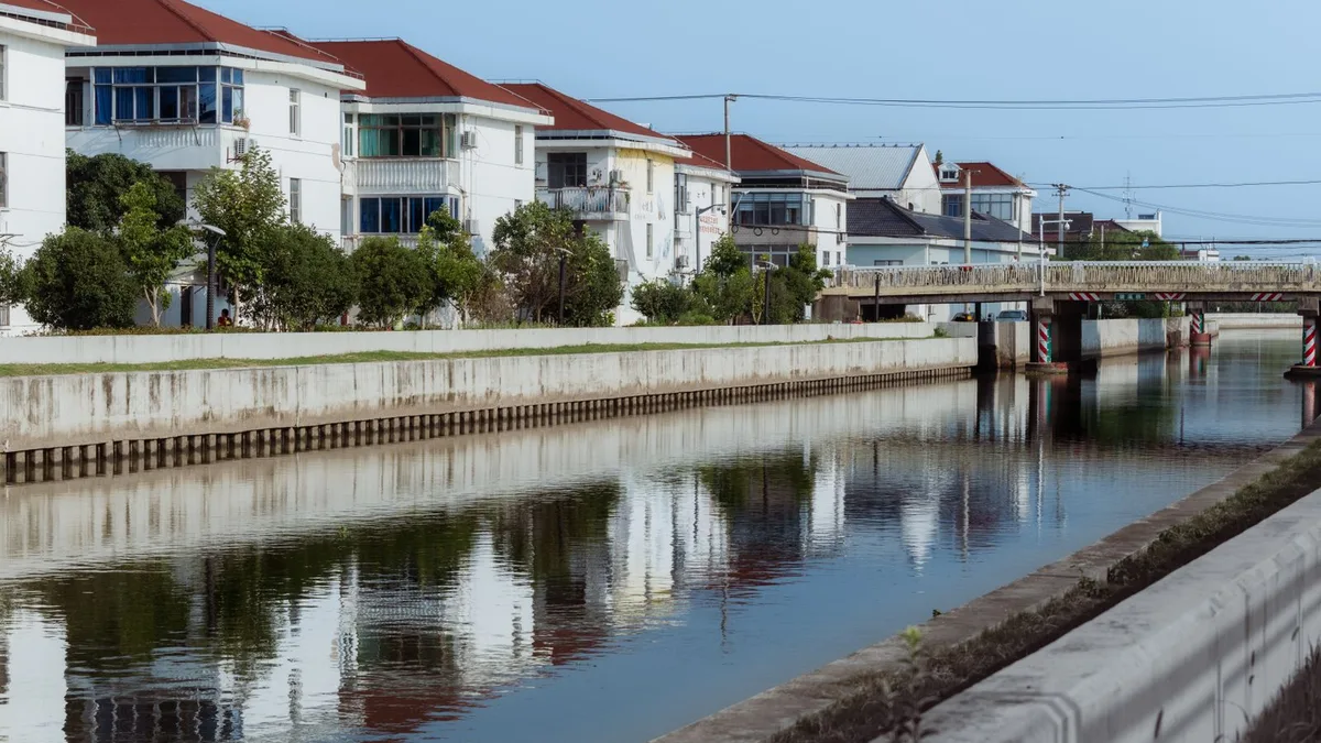 護岸された水路と、その両側に建つ住宅