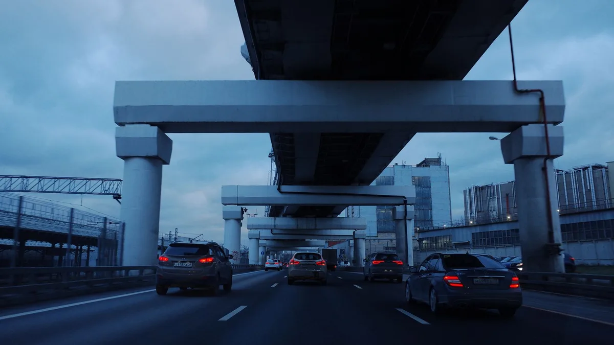 大きな高架をくぐって走る車。上下に道が重なっている