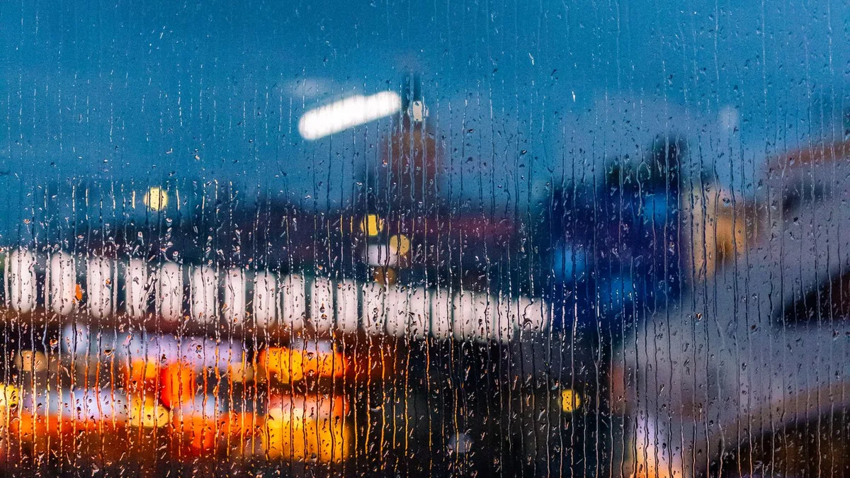 雨の夜、ガラス越しに見える街の明かり