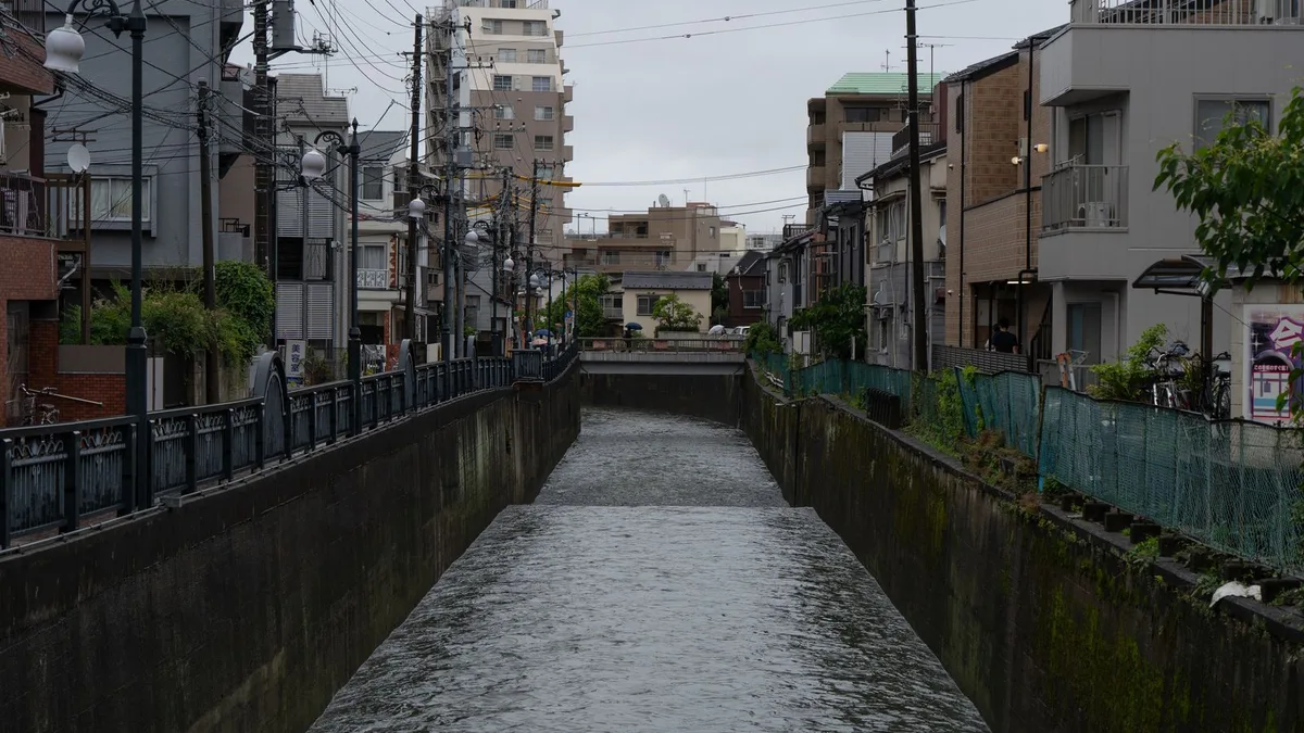住宅にはさまれたコンクリート護岸の都市河川