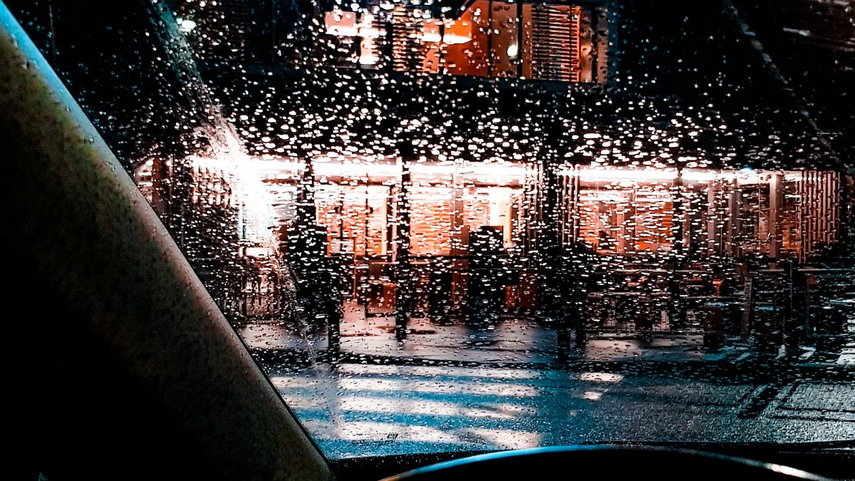 雨の夜の車窓から見た街