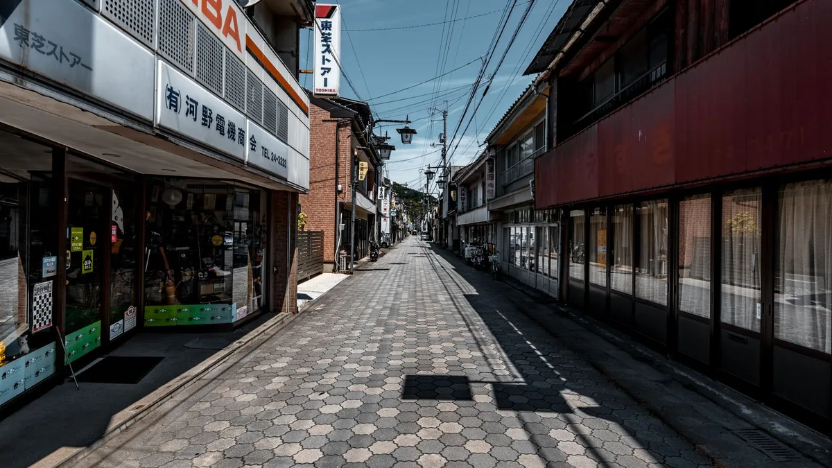 日中の商店街と、通りに面した店の並び