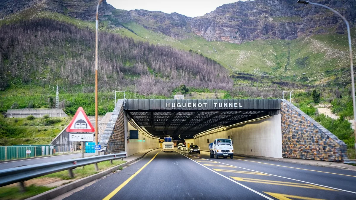 トンネルに入っていく道路