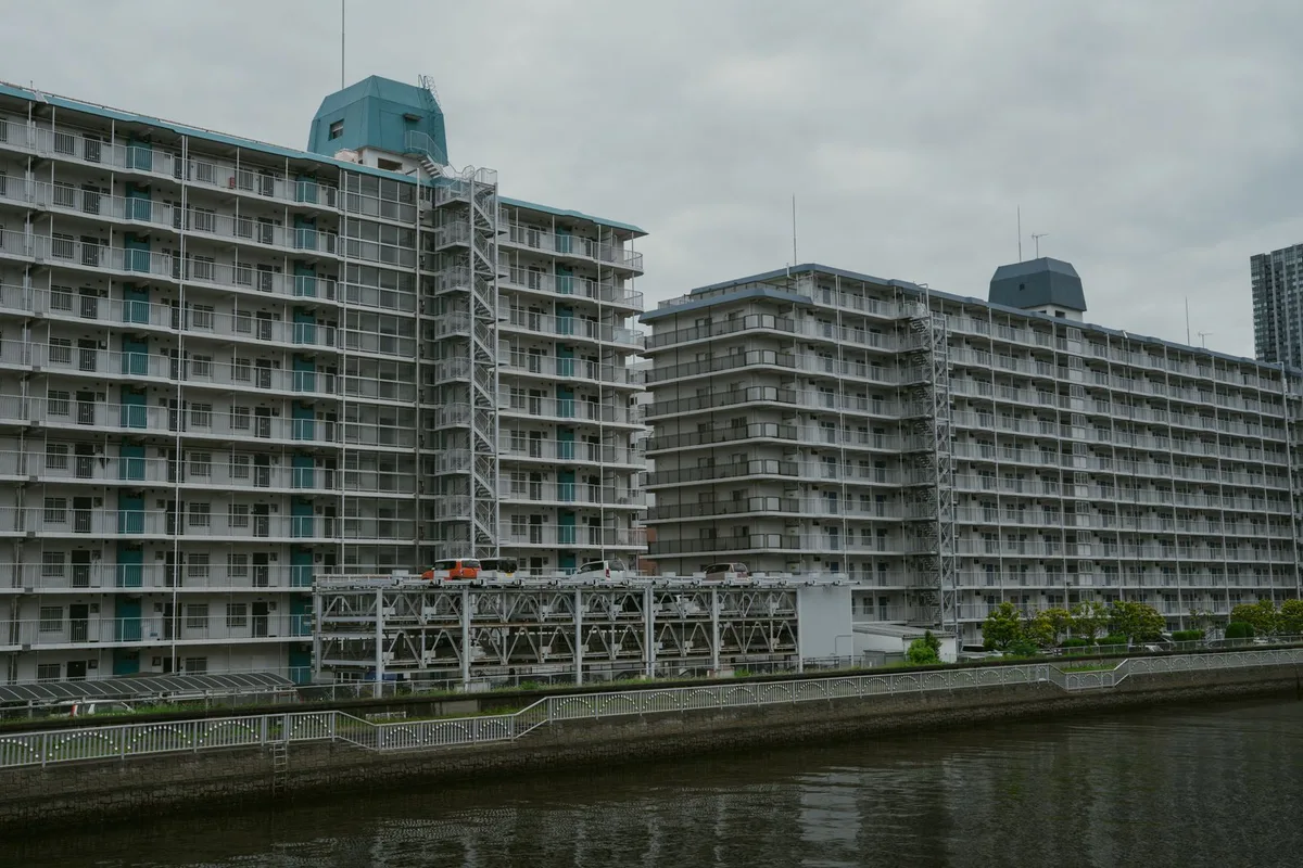 水路ぞいに建つ集合住宅。水面は岸の上よりかなり低い位置にある