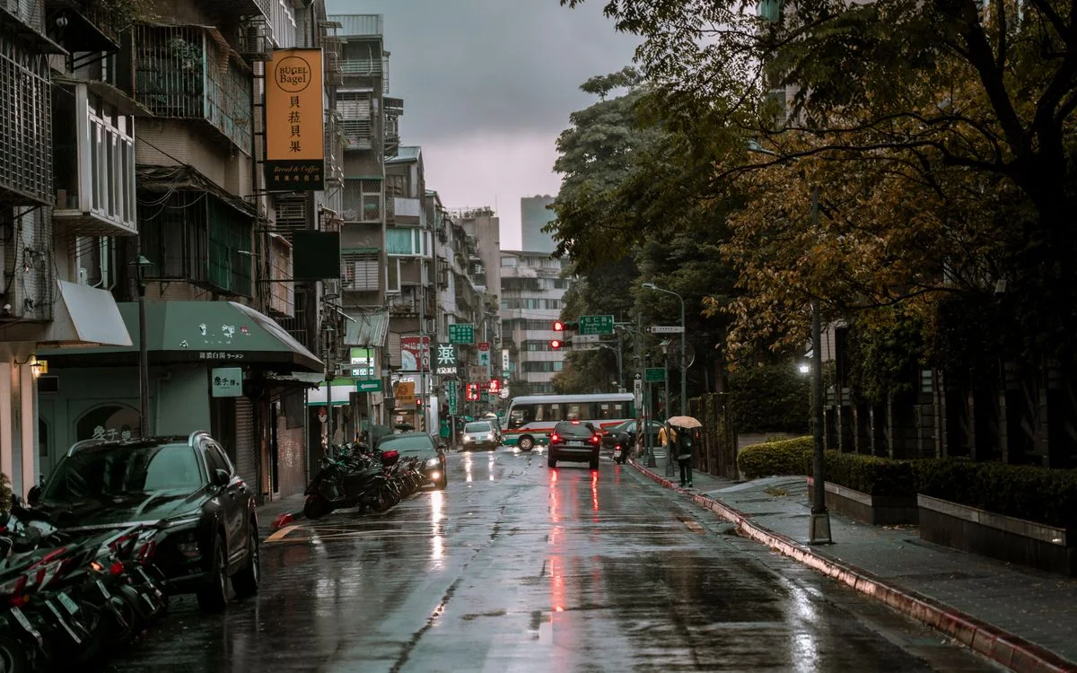 雨の日の市街地。路面に水がたまり、排水が追いついていない
