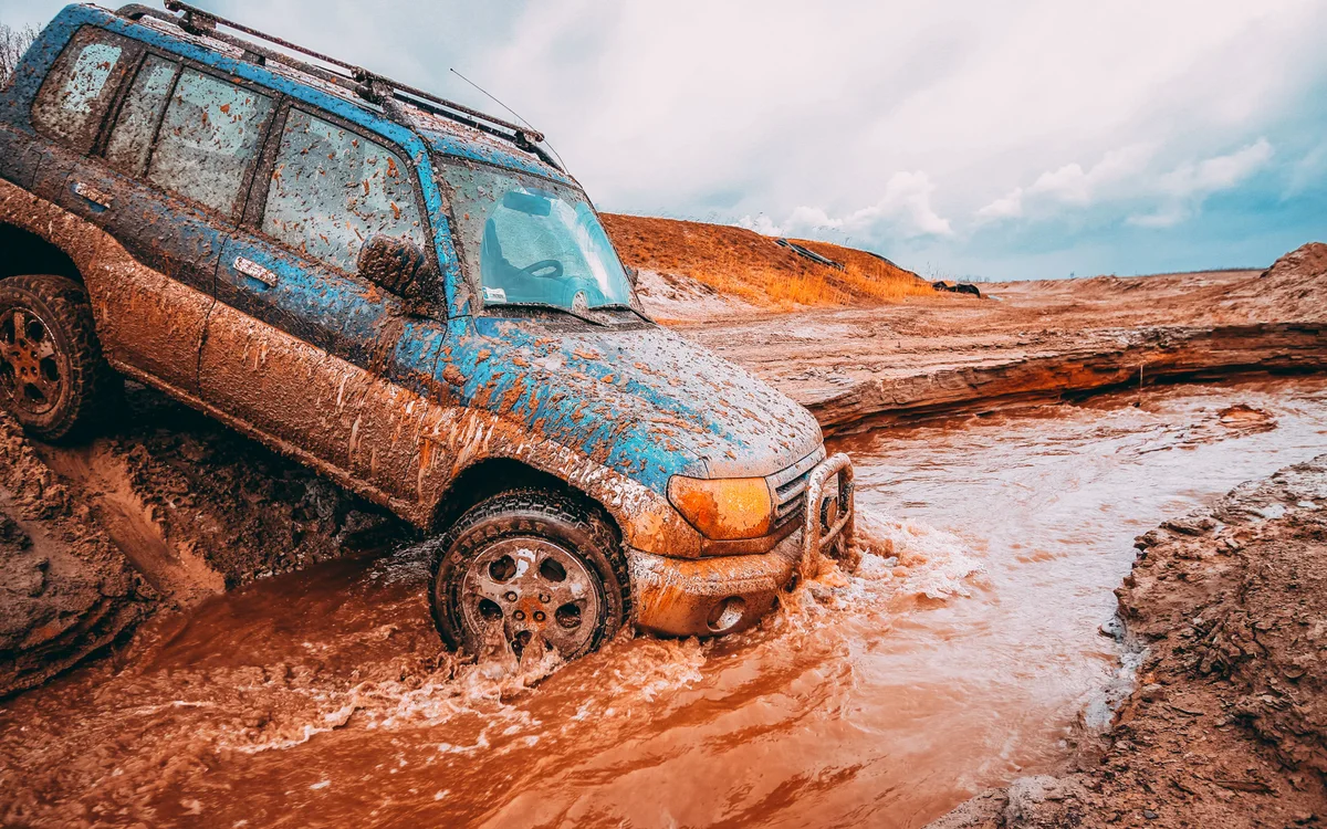 車体の下半分が水に隠れている。深さ50センチを超えると人は歩けない