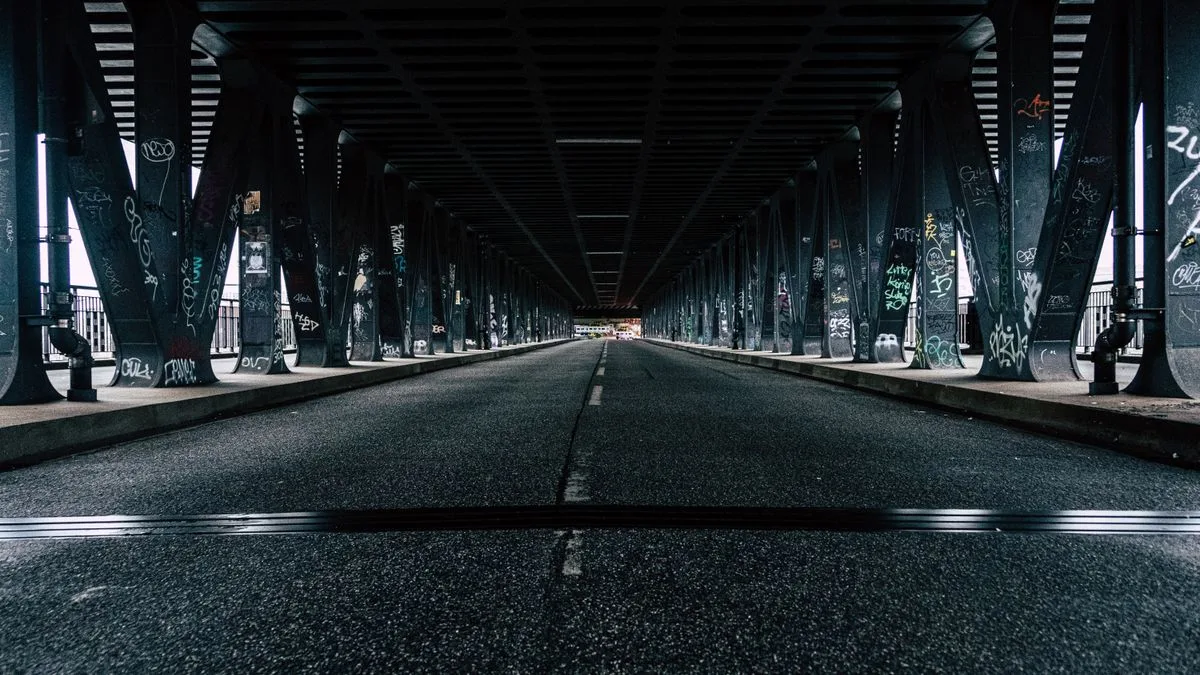 高架の下をくぐる道路。柱が並び、路面が周りより低くなっている