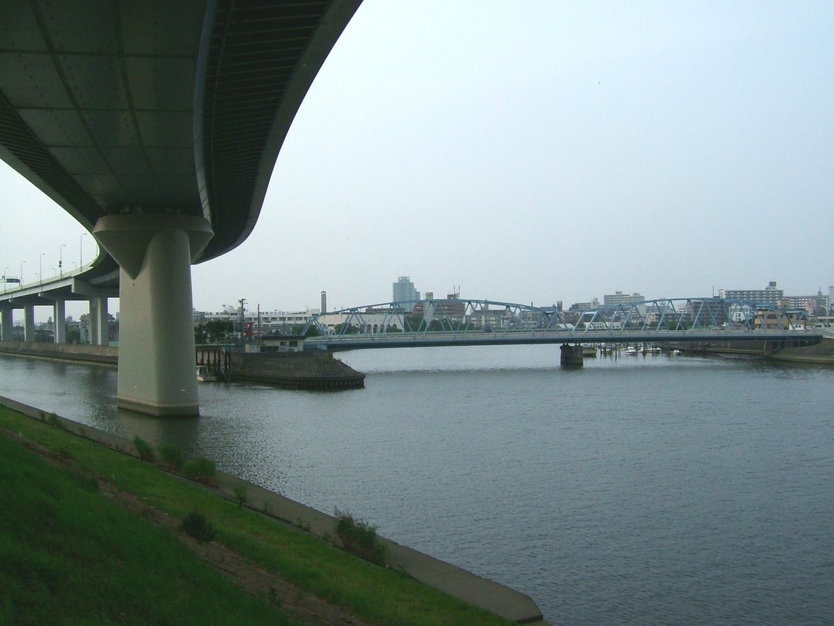 綾瀬川と中川の合流点（2005年6月14日撮影）