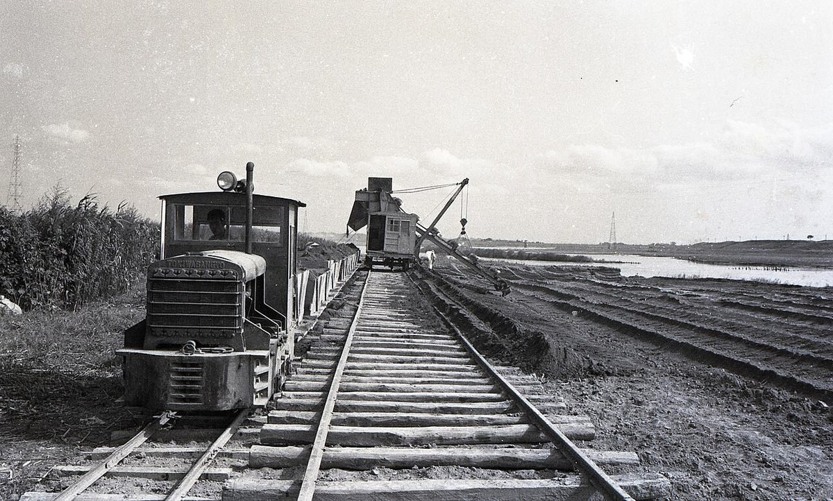 1959年、松戸市で行われた江戸川の堤防工事