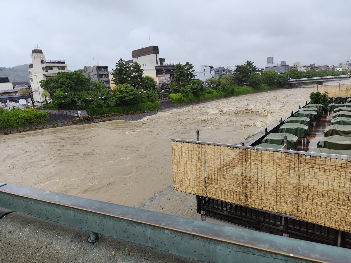 茶色く濁った鴨川・四条大橋付近（2026年6月26日9時57分、レベル4発表の日）