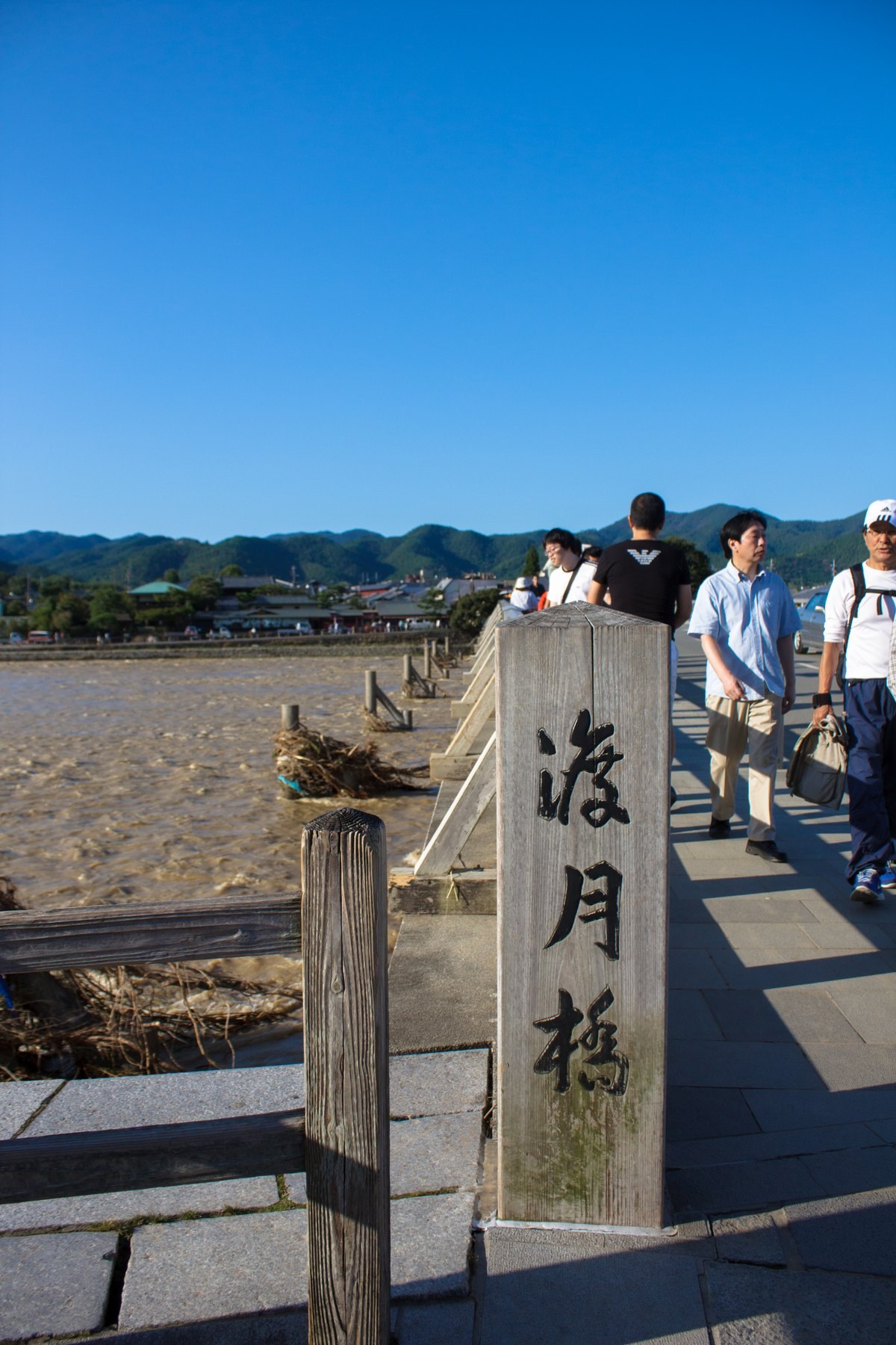 流木が引っかかった渡月橋（台風18号の2日後・2013年9月18日）
