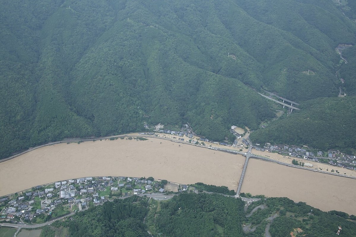 増水した球磨川と沿川の集落（2020年7月4日、国土地理院の空撮。八代市・芦北町・球磨村の球磨川地区）