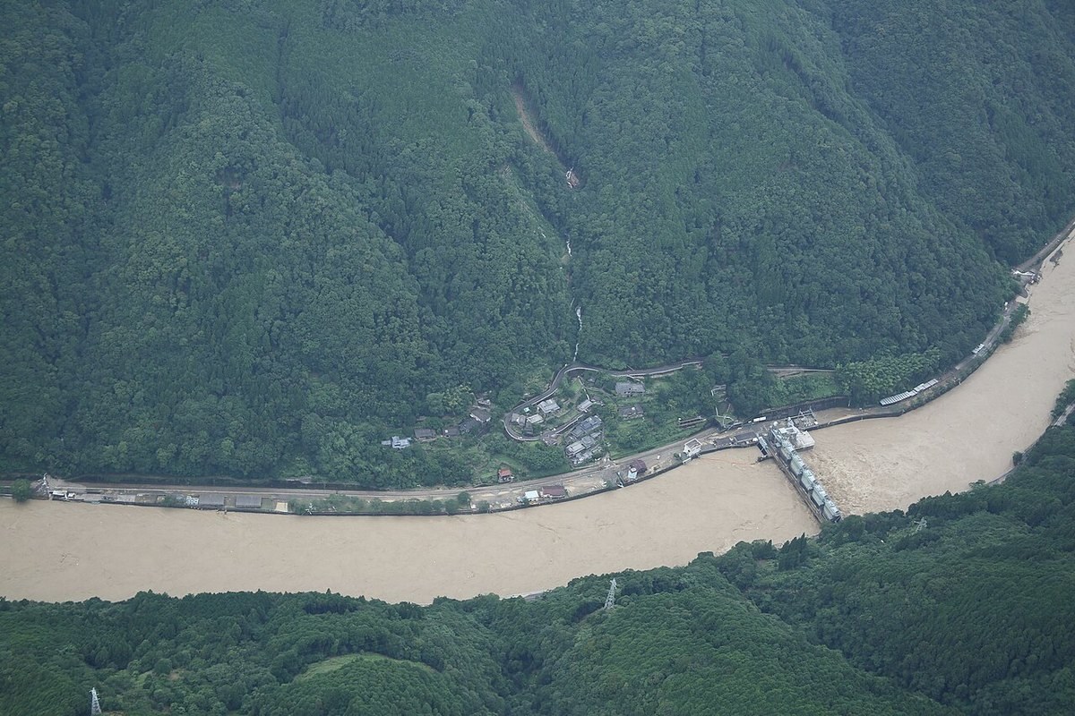 山あいを流れる球磨川の濁流（2020年7月4日、国土地理院の空撮）