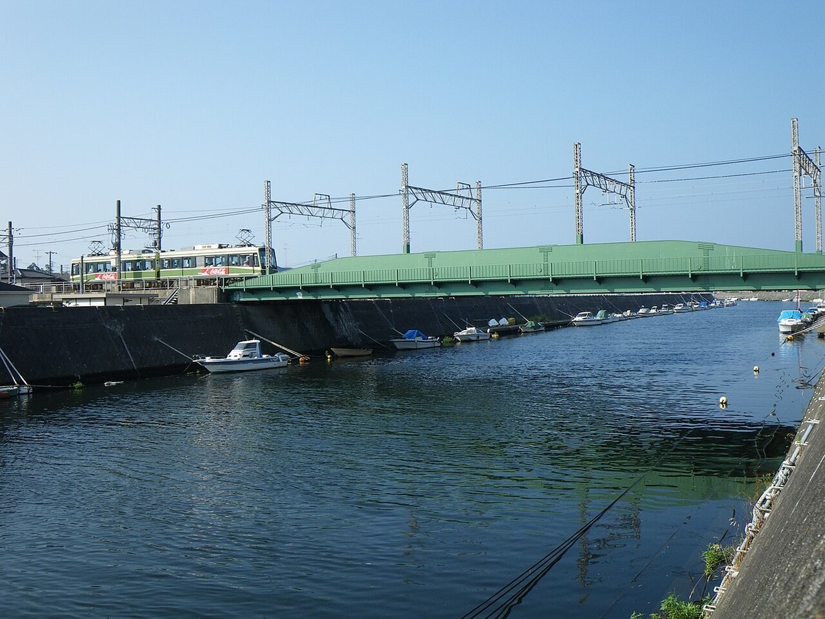 江ノ電の鉄橋と河口近くの境川（藤沢市、2008年8月）