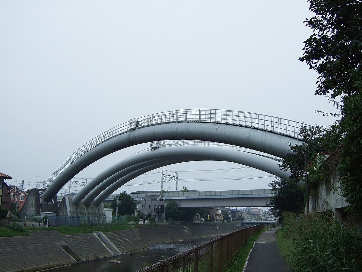 町田市と大和市の間の境川と水路橋（2008年9月）