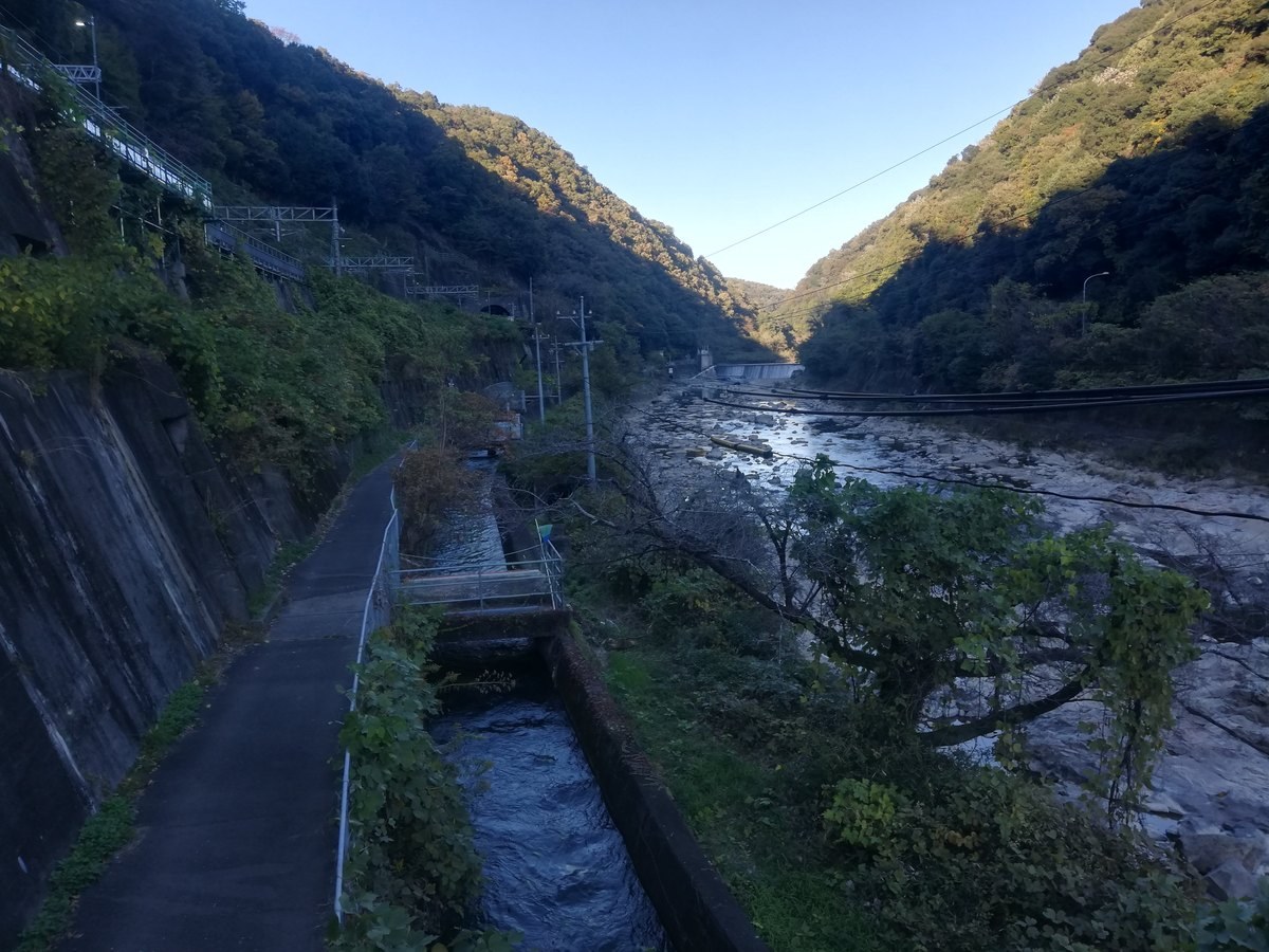 瀬戸市定光寺町と春日井市玉野町の間を流れる庄内川（定光寺駅から北を撮影、2022年11月）
