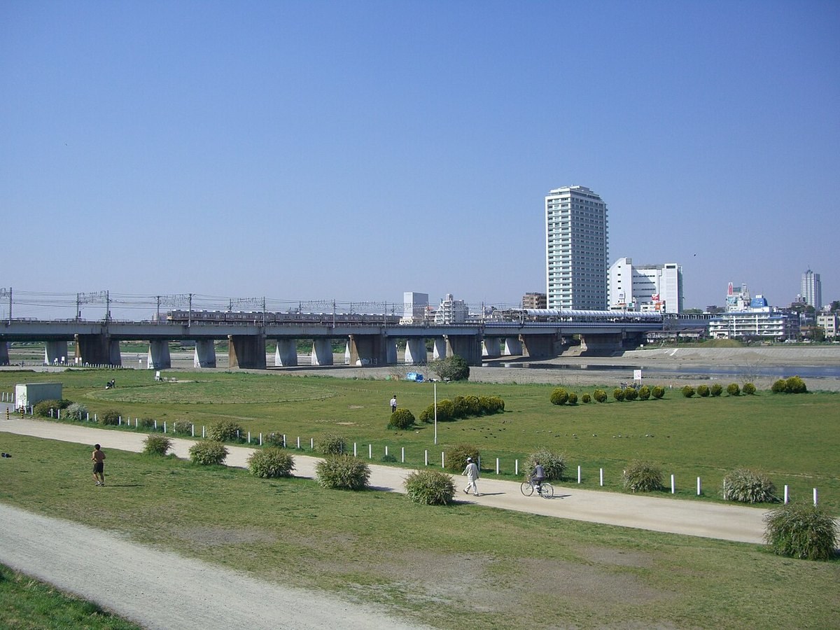 多摩川と二子玉川駅（2009年4月）