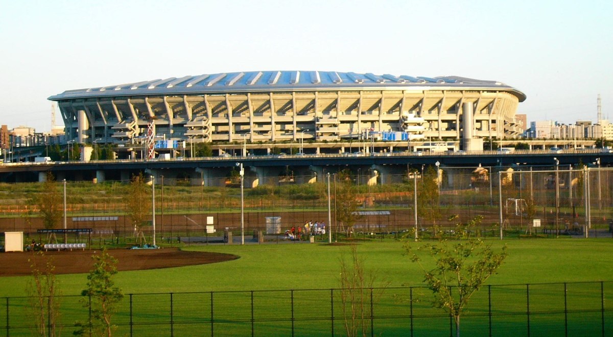 横浜国際総合競技場（日産スタジアム）全景と新横浜公園＝遊水地の中（2007年9月）