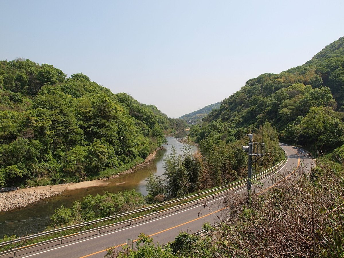 柏原市と王寺町の境を流れる大和川（2009年4月）