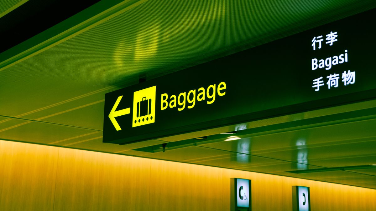 空港の手荷物受取所を示す多言語の案内表示