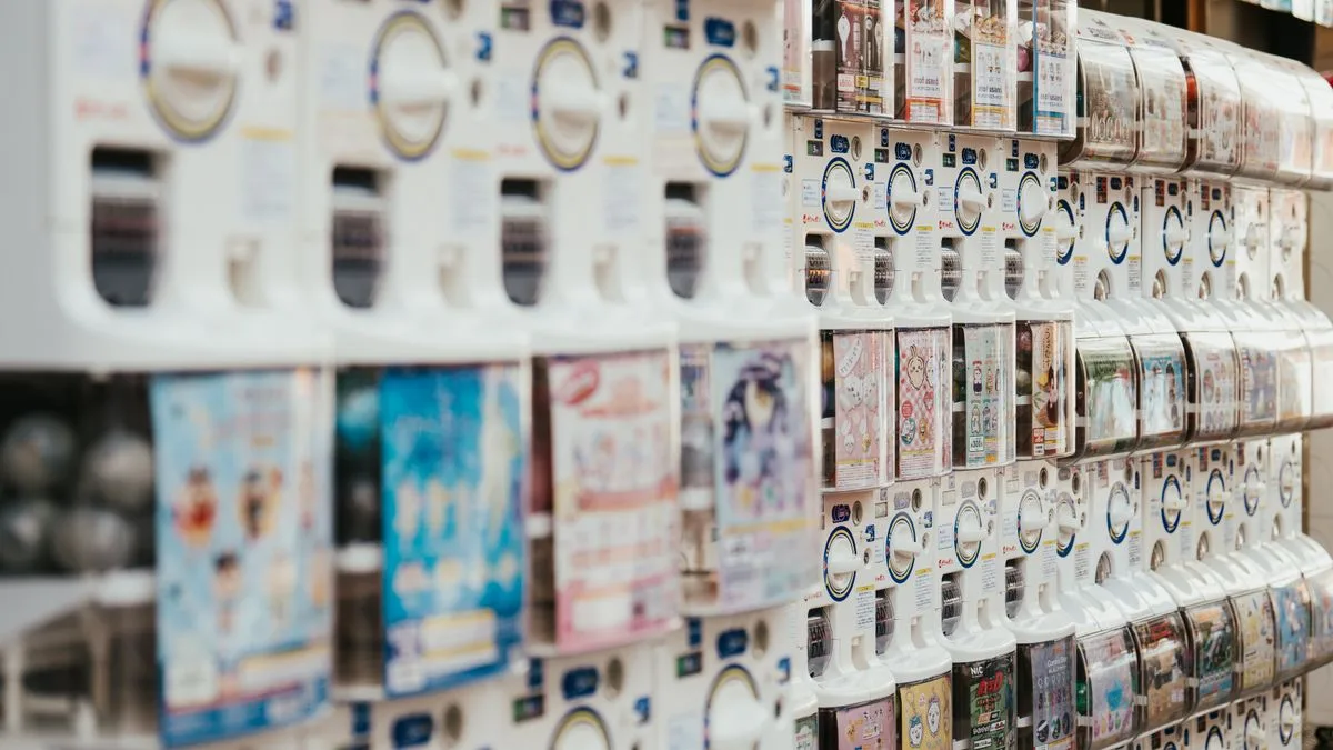 カプセル入りの玩具が並ぶ販売機が横一列に置かれている
