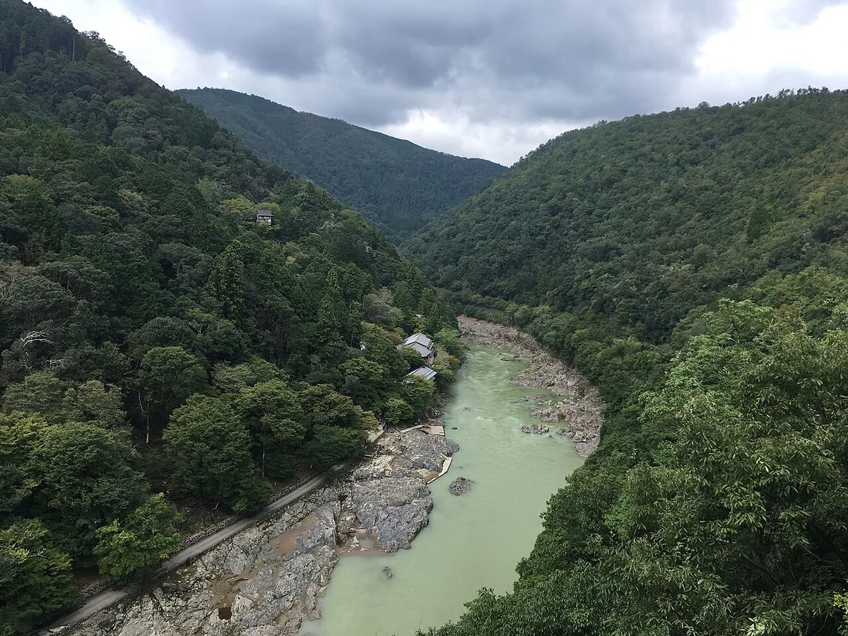 京都市内を流れる桂川。川面の両側に市街地と山並みが見える