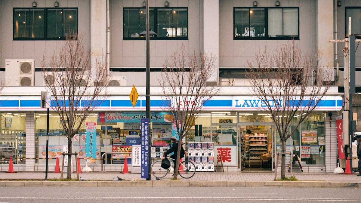 道路に面したローソンの店舗。青と白の看板と、店頭ののぼり