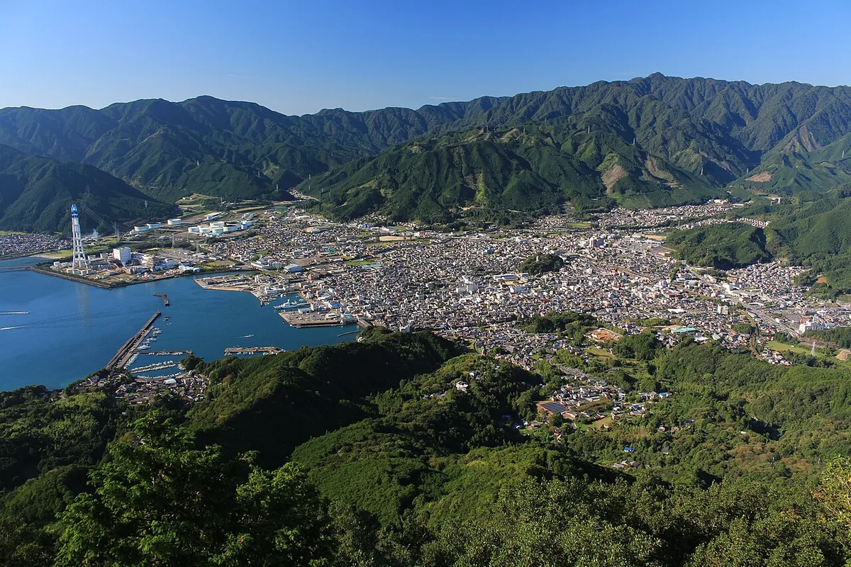 天倉山から見下ろした尾鷲市街と尾鷲港。細い海岸平地のすぐ後ろまで山が迫る