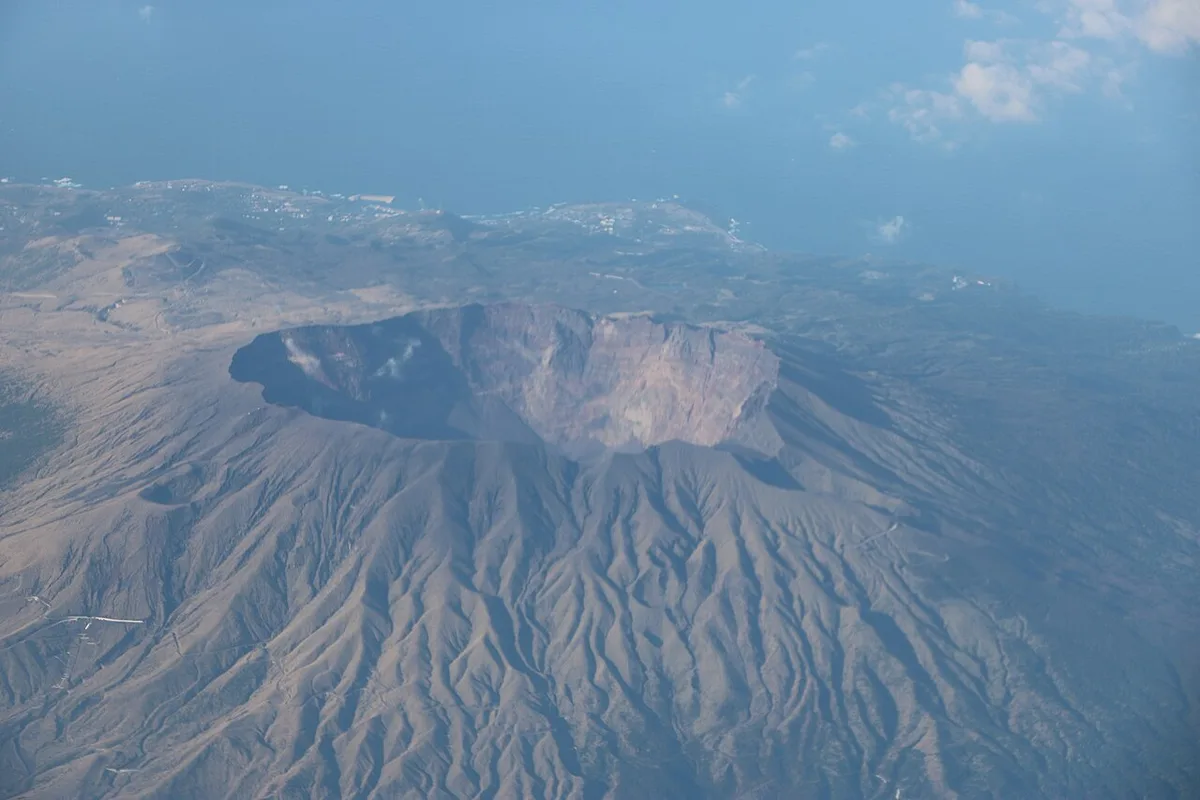 航空機から見た三宅島・雄山の火口