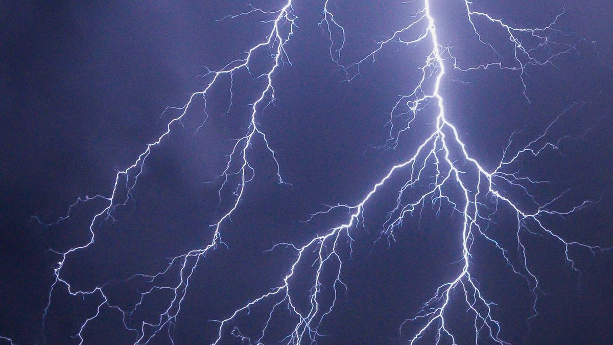 夜空を切り裂く雷。積乱雲が発達すると激しい雷雨をともなうことがある