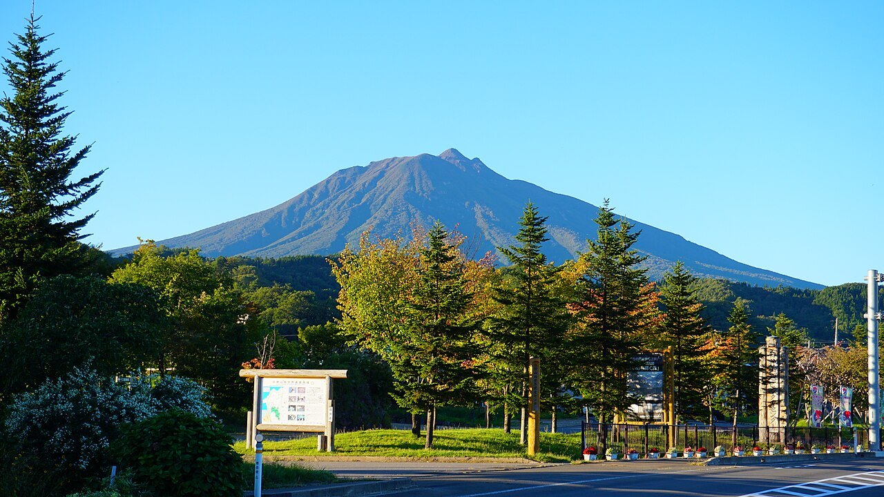 岩木山。西目屋村側から見た山体