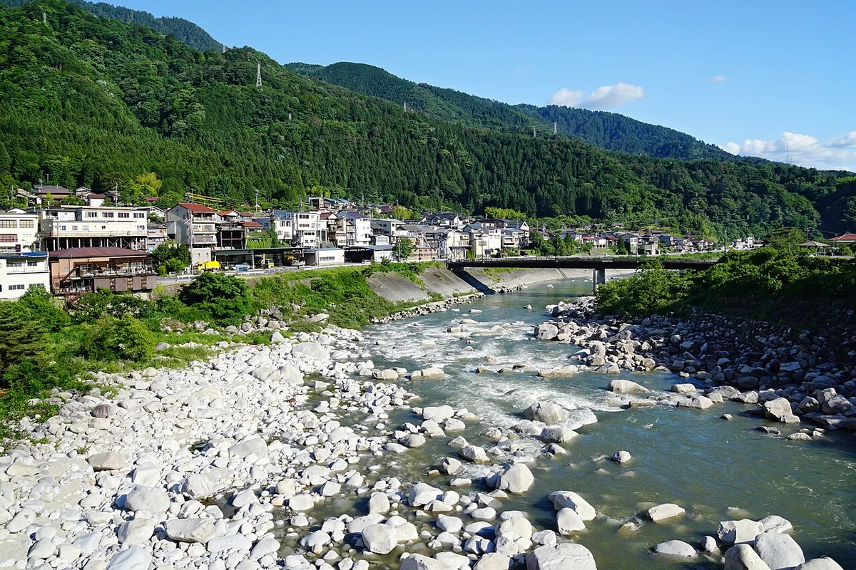 桃介橋から見た木曽川。白い岩の川原と、川ぞいに並ぶ南木曽の家並み