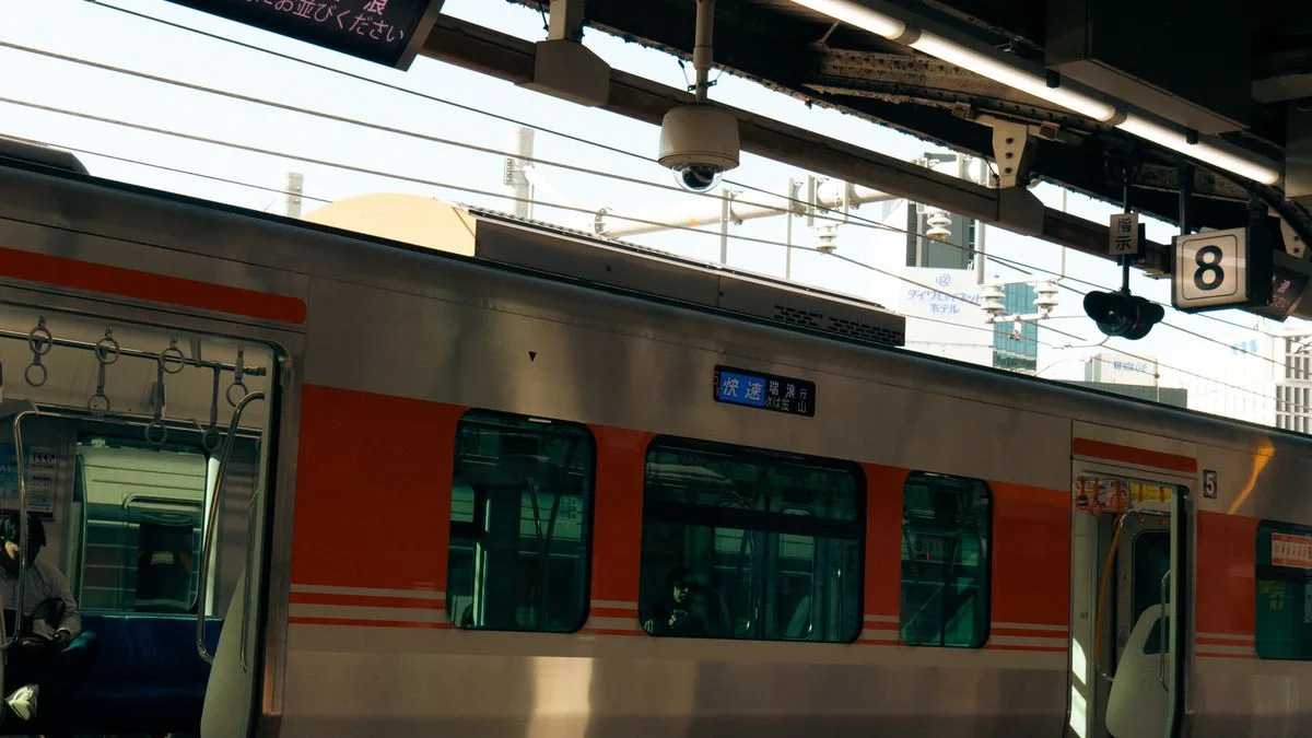 名古屋駅のホームに停車中のJR快速電車