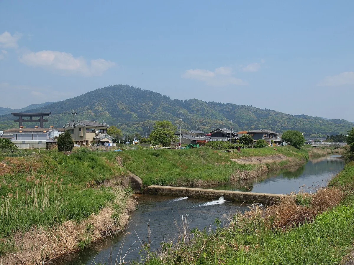 奈良県桜井市を流れる大和川。山地から盆地へ向かう川沿いに住宅地と農地が広がる