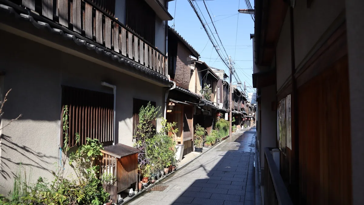 木造の古い住宅が並ぶ日本の細い通り。瓦屋根と格子戸が続いている