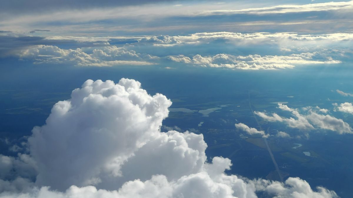 横から見た積乱雲。白く盛り上がった雲の頂上が青空へ向かって伸びている