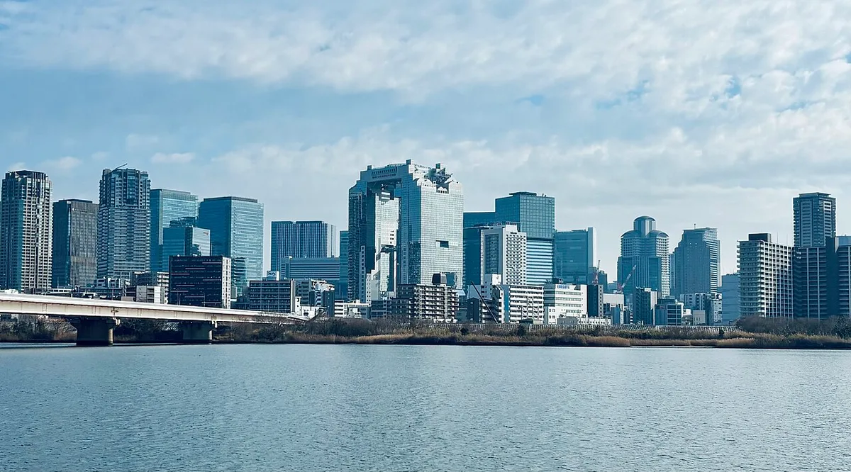 淀川と大阪市街。広い川面の向こうにビル群が見える