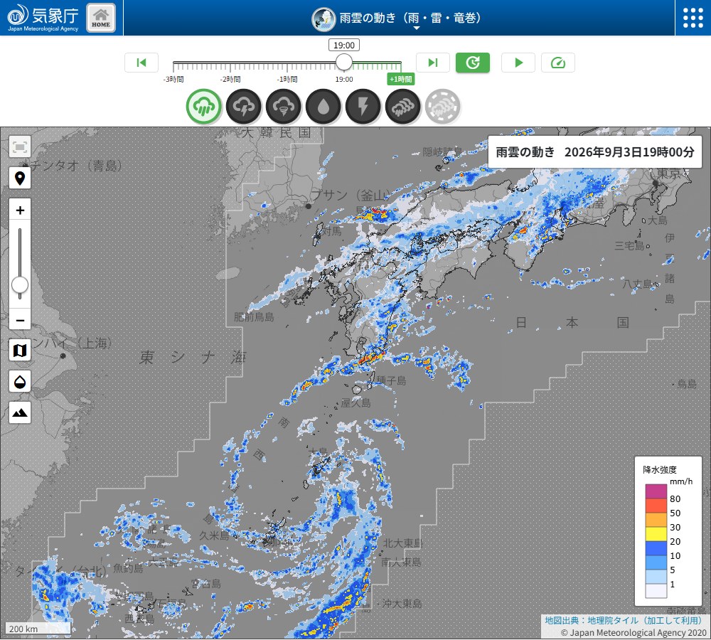 2026年9月3日19時00分の雨雲レーダー。南西諸島に台風24号の渦を巻いた雨雲があり、それとは別に東シナ海から九州・四国・近畿・東海へ帯状の雨雲が伸びている