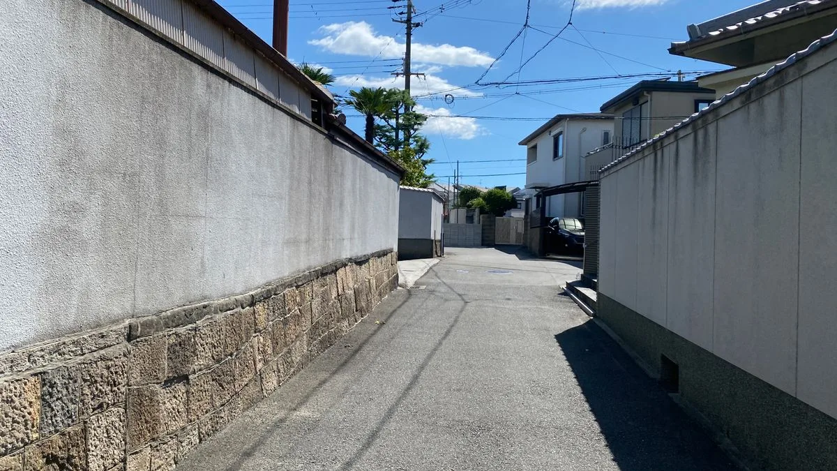 日本の住宅街の路地。塀と建物の基礎の立ち上がりが地面から続いている