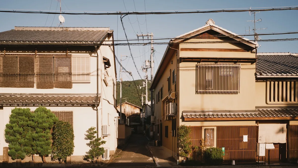 住宅が両側に並ぶ幅の狭い生活道路