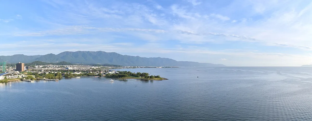 琵琶湖と湖岸の市街地を見渡すパノラマ。広い湖面の周囲に平地と山地が近接する