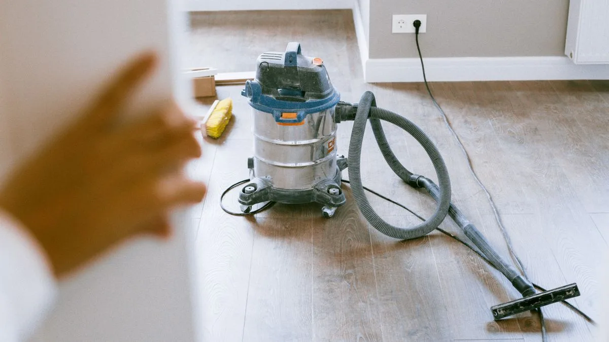改装したばかりの部屋の床に置かれた業務用の掃除機