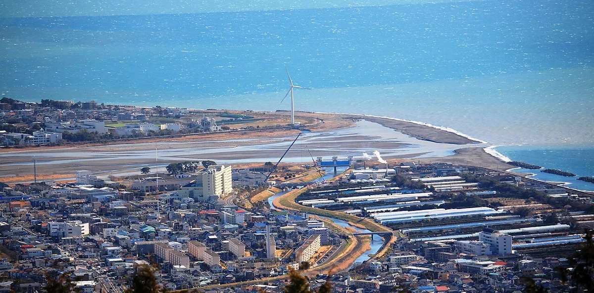 安倍川の河口。川が運んだ砂礫が広がり、その先に駿河湾が見える