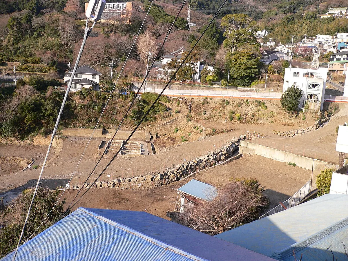 熱海市伊豆山の土石流の現場。斜面に沿って土砂が流れ下った跡が残る