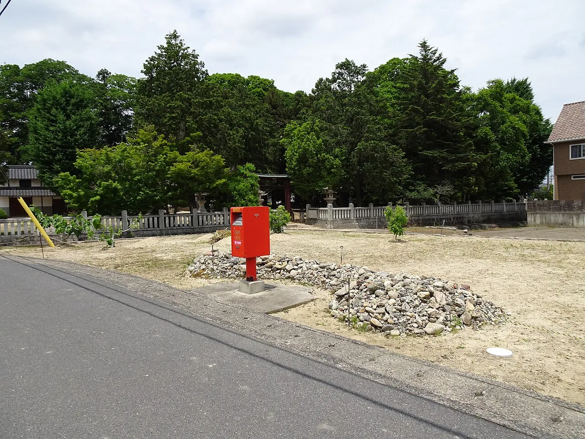 川辺郵便局跡。建物が取り壊され、赤いポストだけが残っている