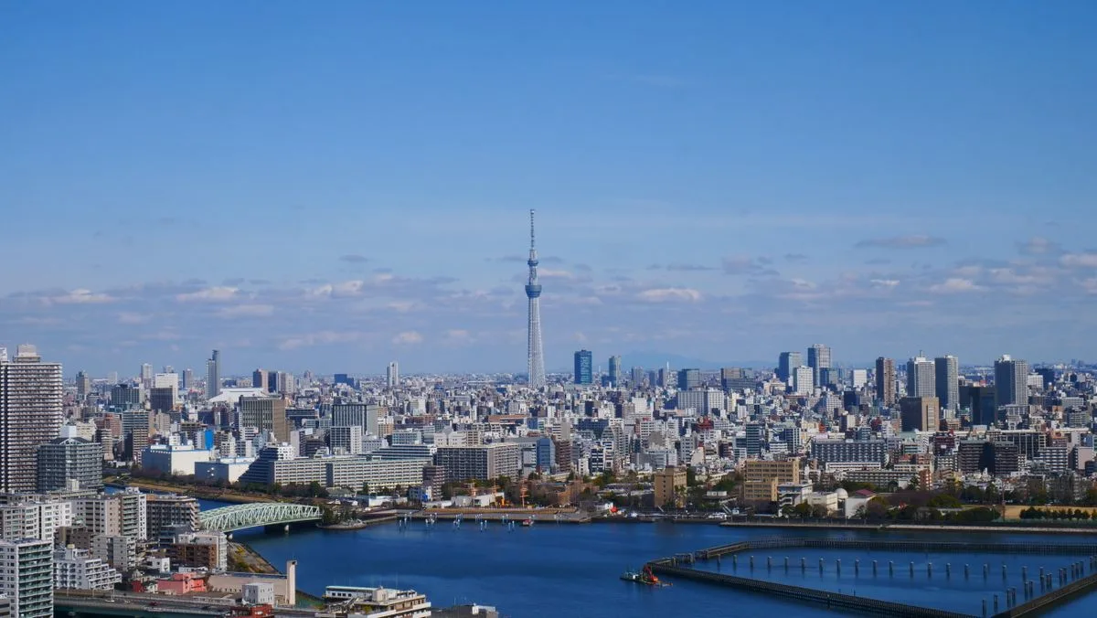東京東部の街並みと川、遠くに東京スカイツリー