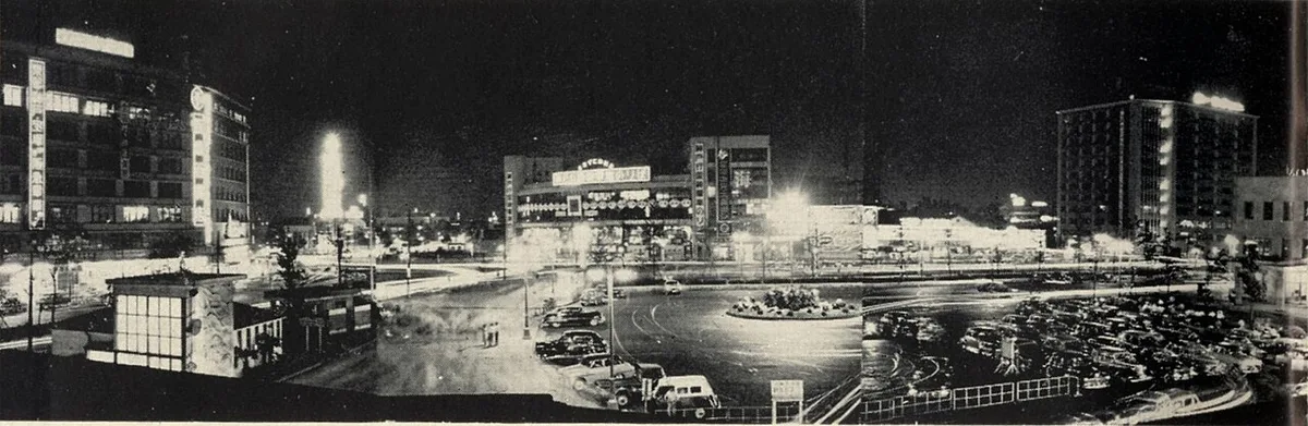 1950年代の大阪駅前の夜景。阪急百貨店と阪神百貨店が見える